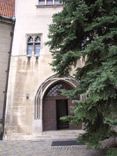 Pôvodne hlavný vstup do zámku bránou do veže